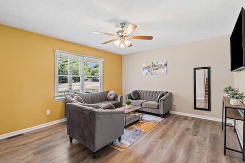 Top Airbnb: 3BR Gem | Home Theater | Uptown | 4 mi to Airport in Toddville Road