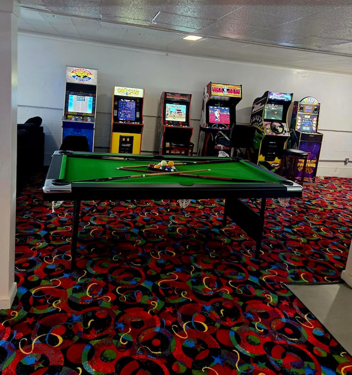 Suburban Home + Game Room + Jacuzzi + sleeps 19