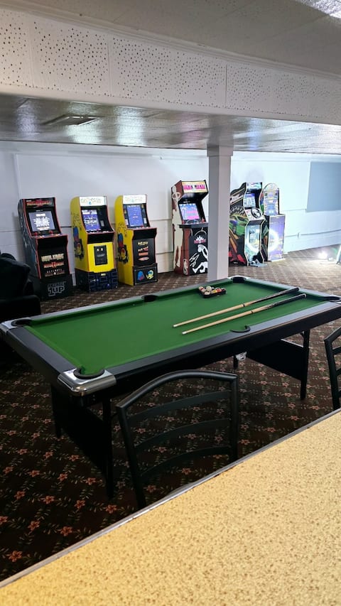 Suburban Home + Game Room + Jacuzzi + sleeps 19