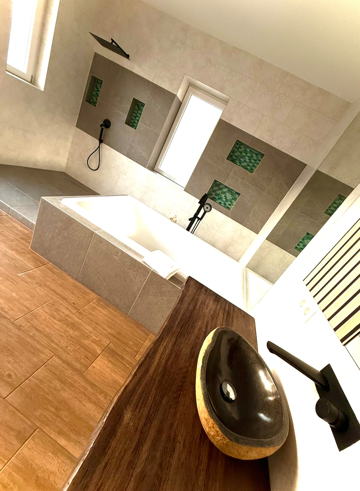 Deluxe apartment next to shopping center