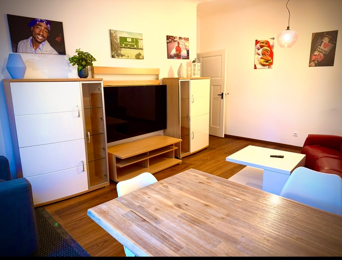 Deluxe apartment next to shopping center
