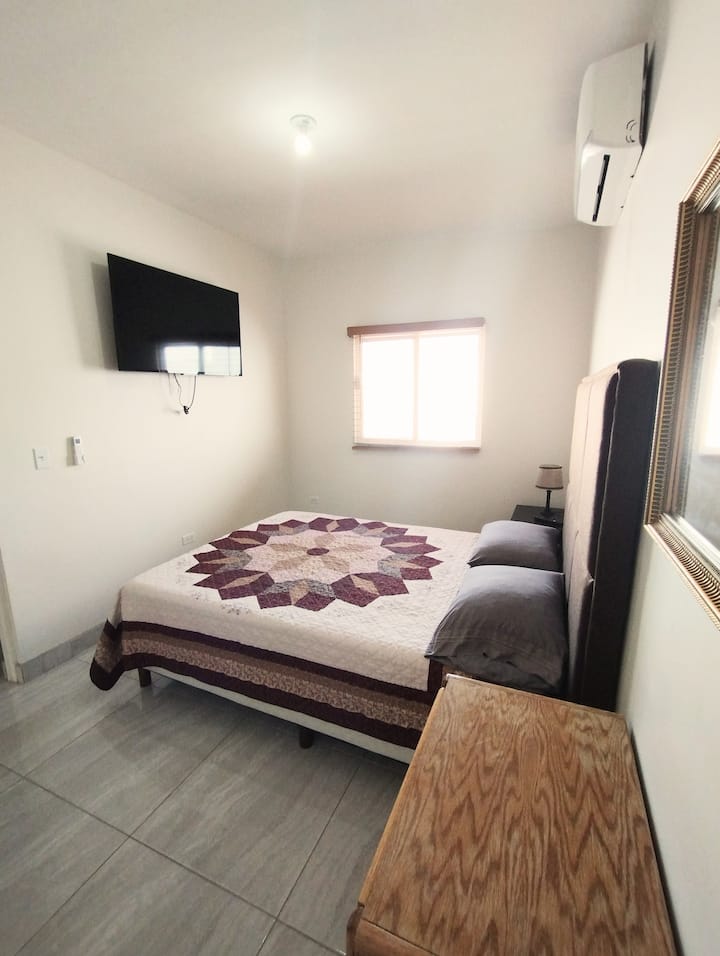 Glavna spavaća soba s bračnim krevetom (160 – 179 cm), TV-om i klima-uređajem