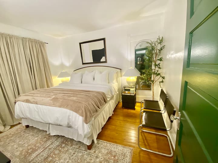 Las noches cómodas y acogedoras te esperan en nuestro dormitorio tamaño king, a la deriva de lujo en sábanas de algodón suaves y una lujosa almohadilla de cubrecolchón para el último sueño tranquilo.