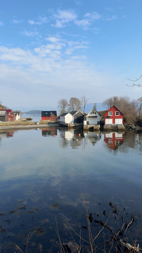 Large detached house with boathouse. Beautiful views, jacuzzi, boat