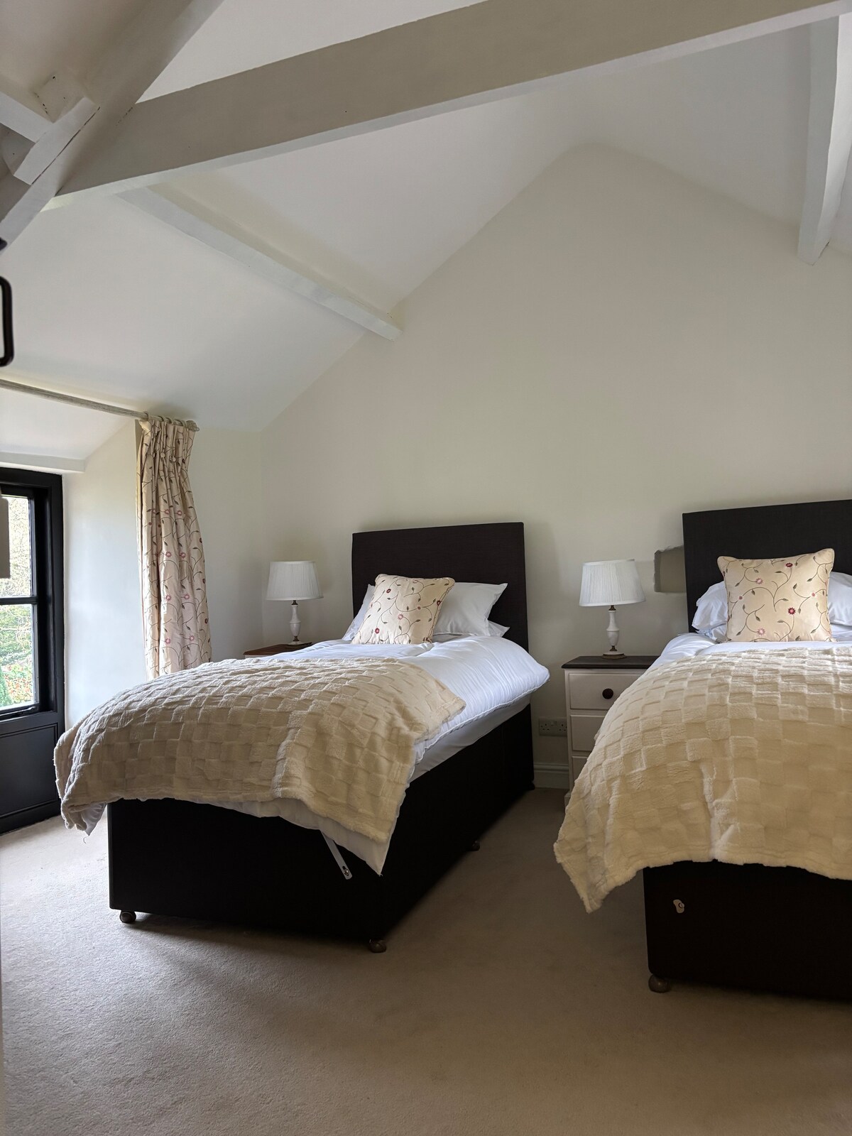 El dormitorio 1 tiene un baño privado y se accede a través de su propia escalera privada y cuenta con una cama flexible con cremallera y enlace, que se puede configurar como una cama tamaño king o dos cómodas individuales para satisfacer tus necesidades.