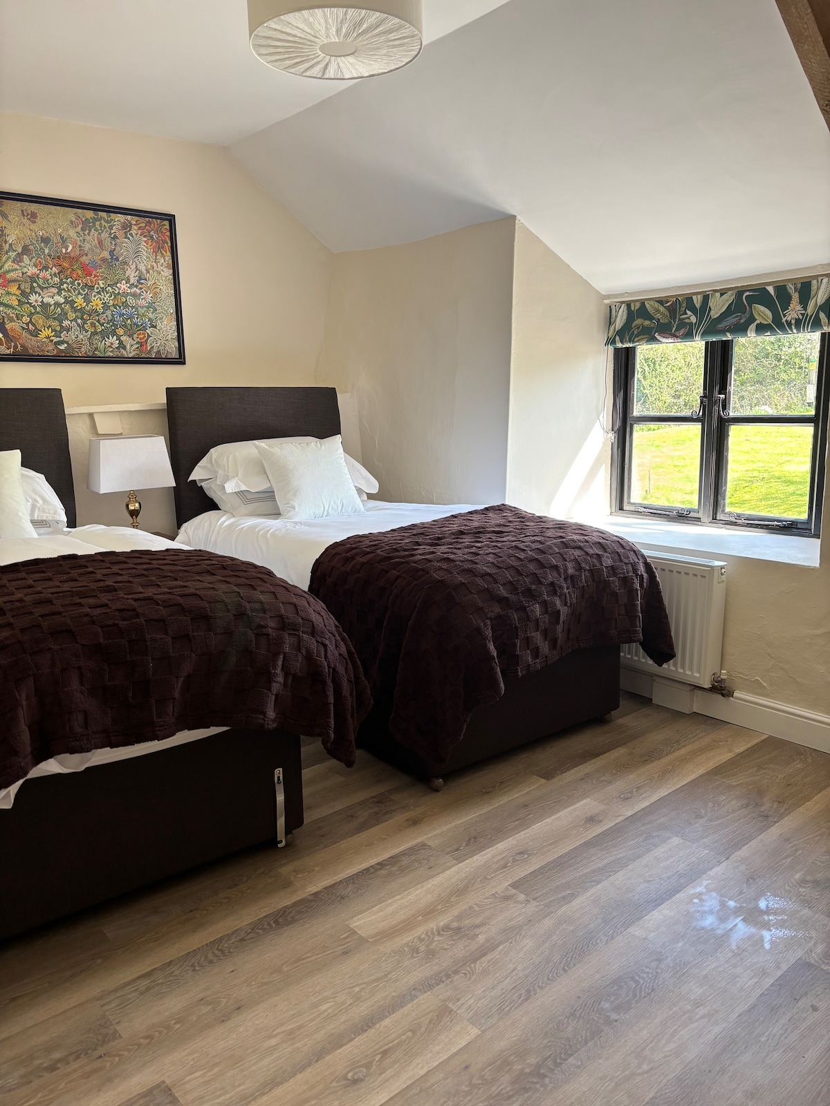 Se accede al dormitorio 2 a través de su propia escalera privada y cuenta con una cama flexible con cremallera y enlace, que se puede configurar como una cama tamaño king o dos individuales para satisfacer tus necesidades. Hay un baño privado, situado justo al lado.