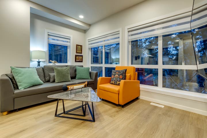 Private Rooftop Hot Tub | Corner Mountain Home - Canmore