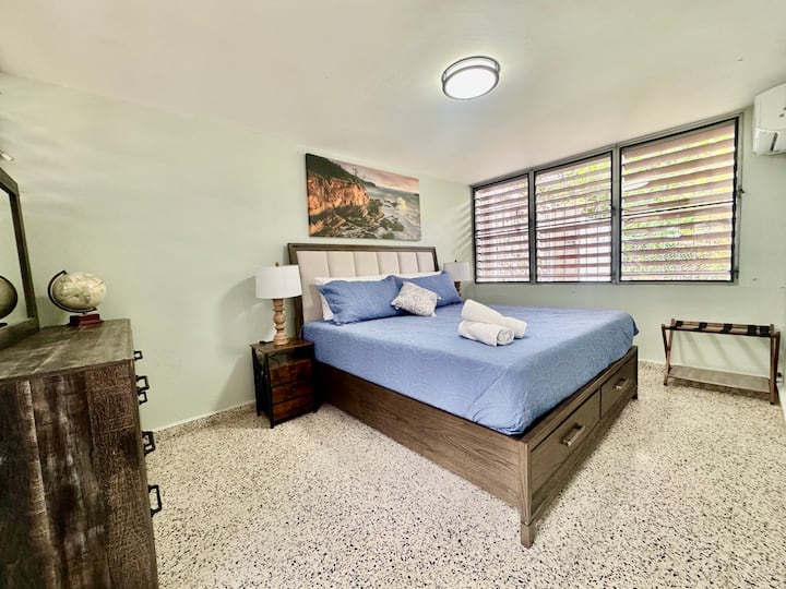 Priestranná spálňa s manželskou posteľou s plyšovou, pohodlnou posteľou, komodou, dostatočným priestorom na zásuvky a jednoduchým prístupom k predným dverám pre pohodlie.