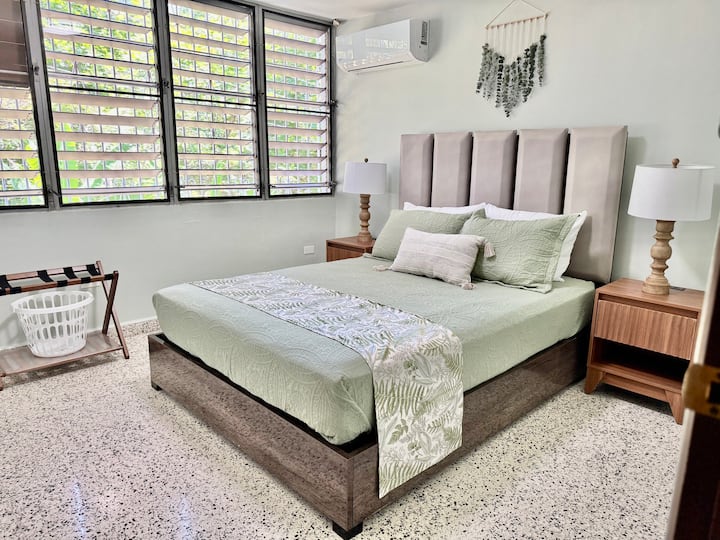 Táto priestranná spálňa s manželskou posteľou ponúka relaxačnú atmosféru s mäkkou posteľou na pokojný spánok, pohodlným držiakom batožiny a dostatkom miesta na oddych.