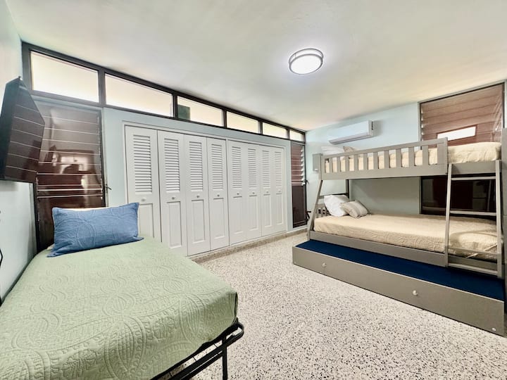 Na pravej strane je poschodová posteľ so skrytou posteľou v spodnej časti a samostatnou manželskou posteľou na ľavej strane, čo poskytuje dostatok priestoru na pohyb. Na zábavu slúži 43-palcová inteligentná televízia.