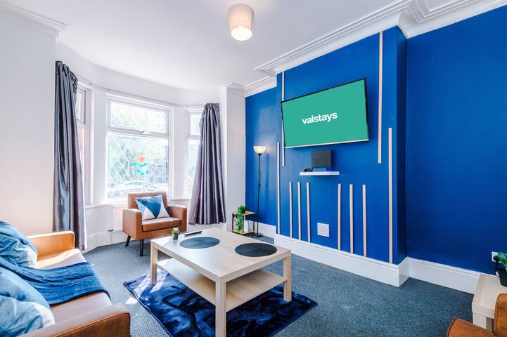 *Large 4BR House* | Pool Table | Free Parking