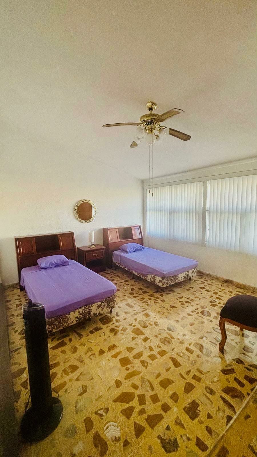 Sovrum N.4 med takfläkt och två enkelsängar 