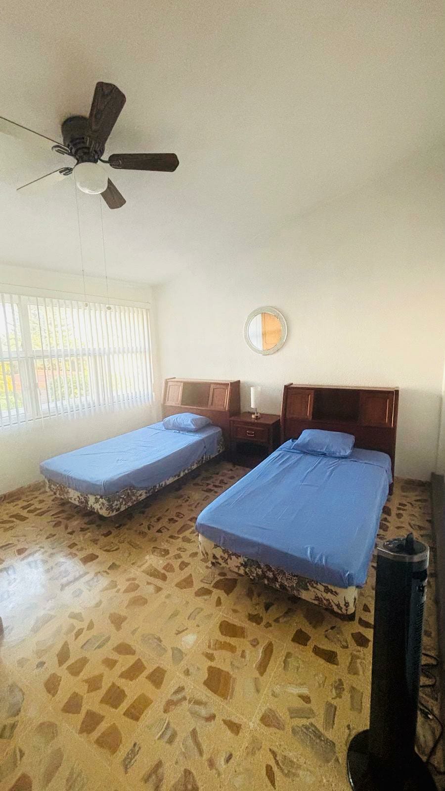 Sovrum # 5 med två enkelsängar, garderob, torn och takfläkt. Dela badrum med Recámara 4