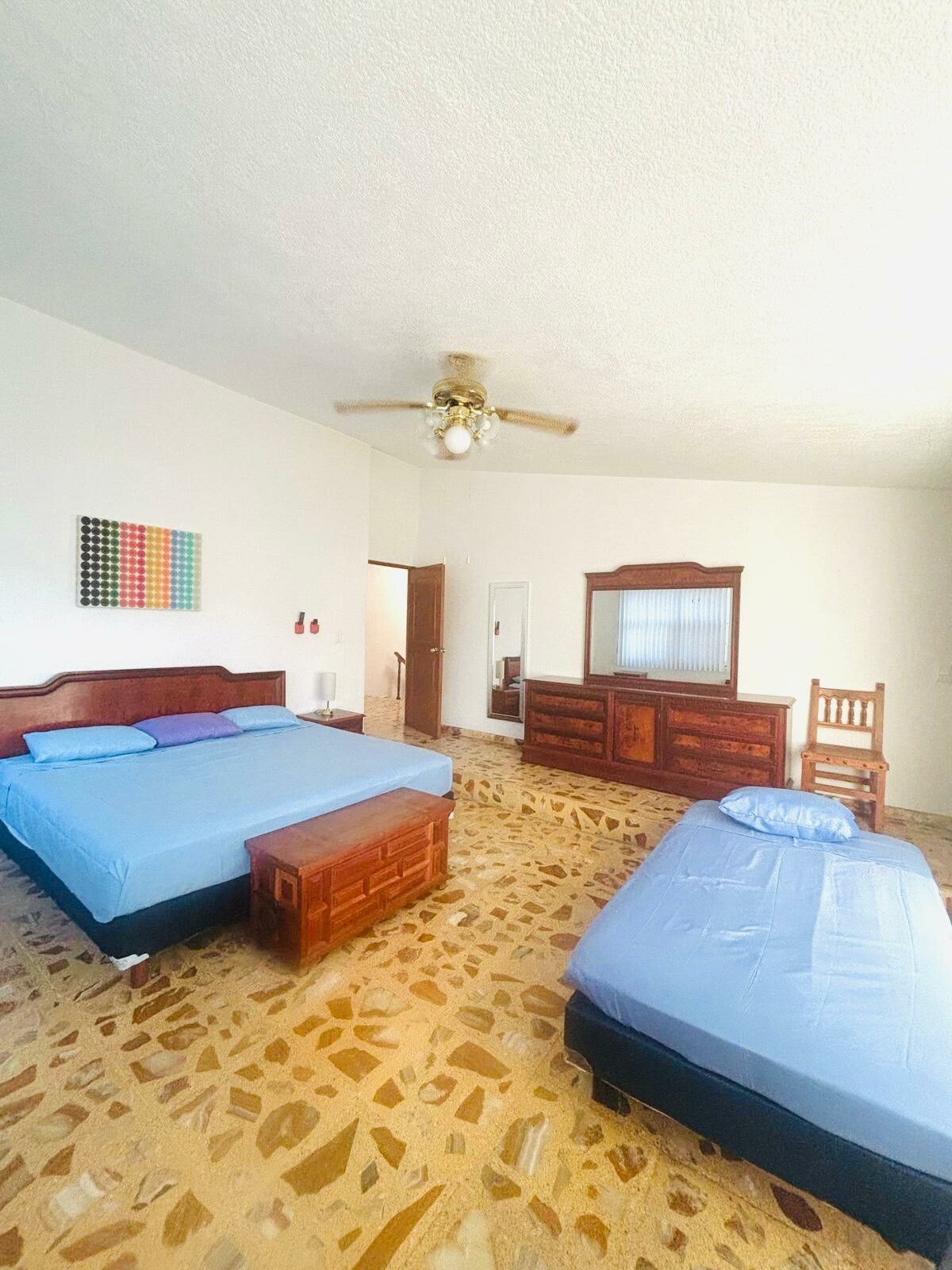 Sovrum NR. 2 på andra våningen med en dubbelsäng och en enkelsäng 