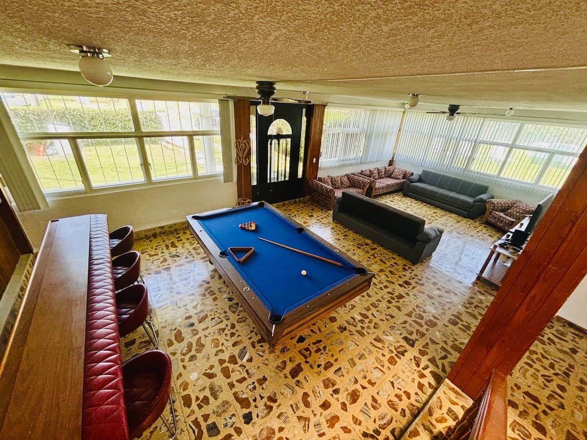 Panoramautsikt över lekplatsen och rummet  i Casa Coco