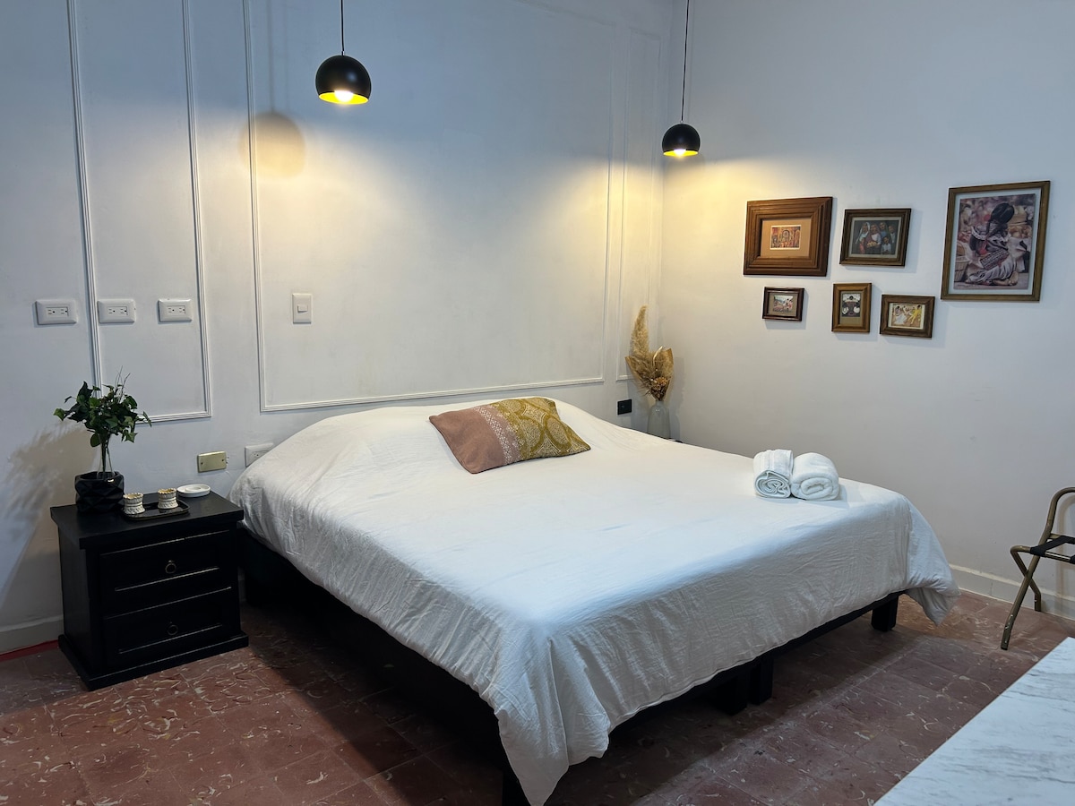 2. spavaća soba s 1 bračnim krevetom, čajnom kuhinjom, vlastitom kupaonicom i srednje velikim ormarom.