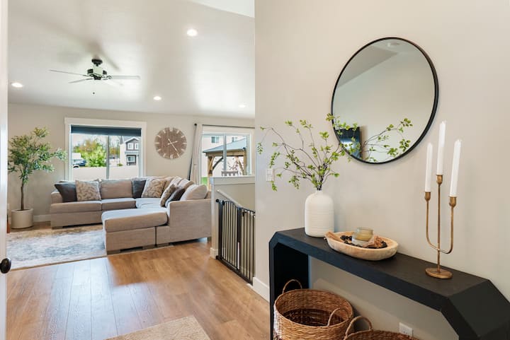 New Modern Retreat W/ Hot Tub & Large Yard! - Logan, UT