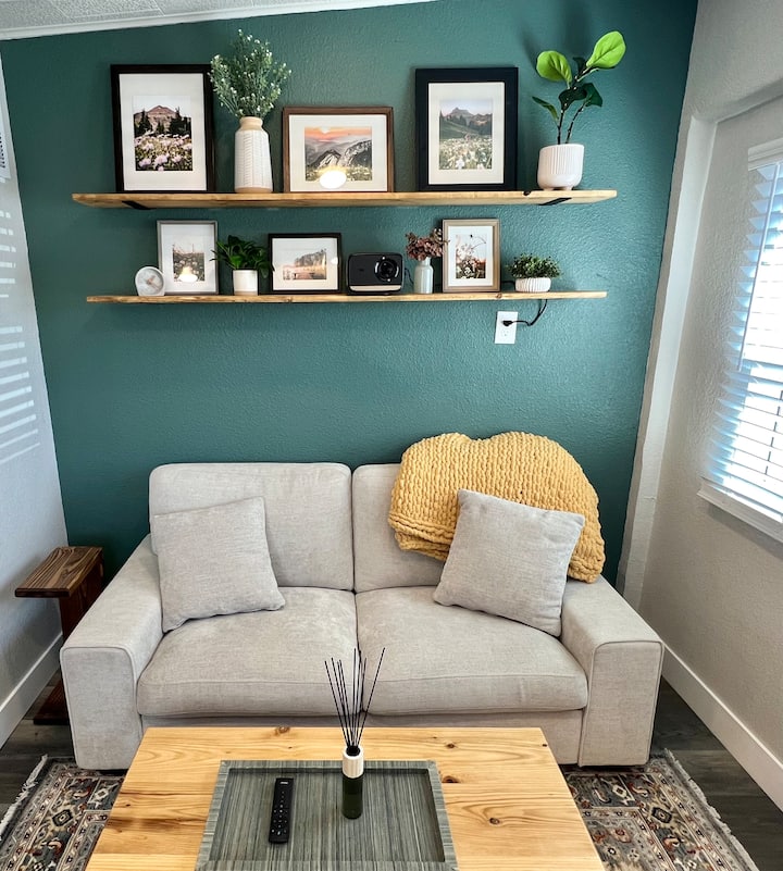 Green Haven: Smart Projector, Yard, & Fire Pit! - Colorado Springs, CO
