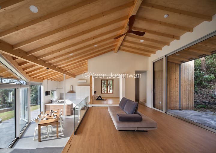 Zen & Sea: Award-Winning Wood House in Jeju