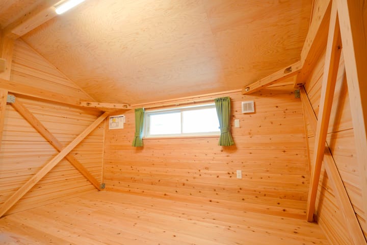 Puedes dormir en un futón en el vestíbulo del segundo piso.