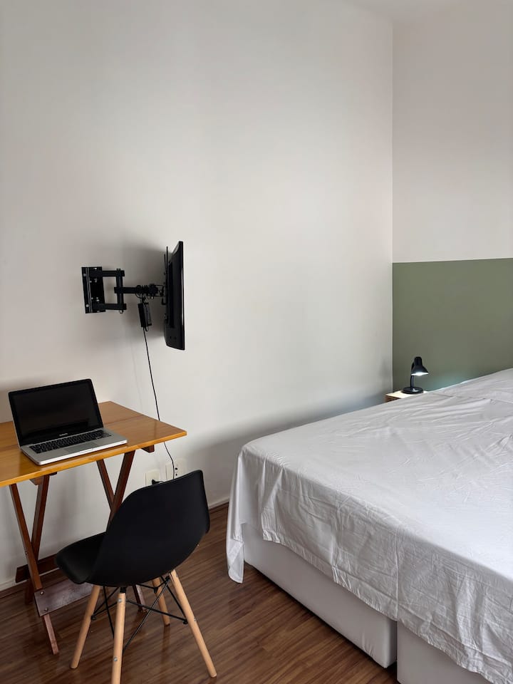 La chambre 1 est lumineuse avec un panneau/rideau noir complet
. Deux lits simples (1,80 mx80 cm)qui peuvent être fixés à un grand lit, presque King sise(1,80 mx1,60 m) 
. Deux tables de chevet 
. Table et chaise de travail
Télévision connectée 