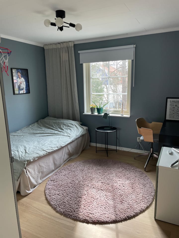 One 120 cm wide bed. An extra bed (90cm wide) can also be put  in the room.