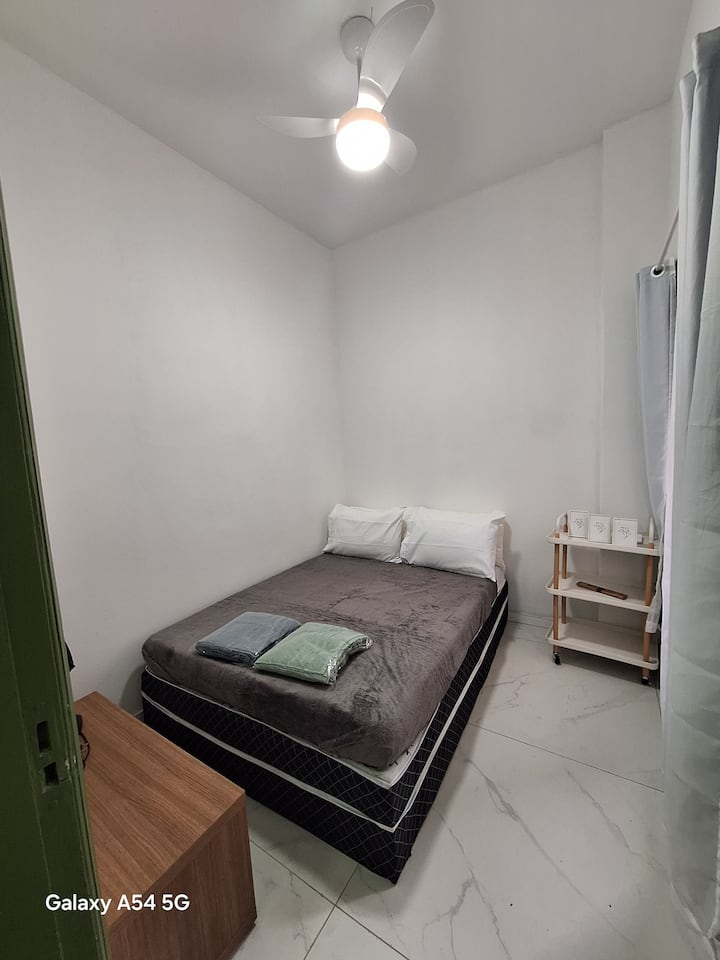 غرفة نوم ثانية مع مروحة سقف فقط