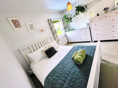 Family Friendly Spacious Home. Close to City & M5