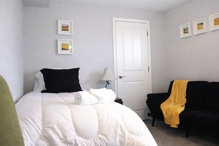 Jedno z dvoch samostatných lôžok v druhej spálni, s čistou posteľnou bielizňou a svetlým, útulným vzhľadom.