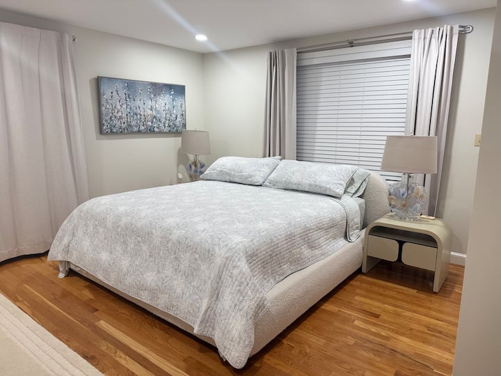 Una cama tamaño king, colchón premium, terraza con vista al agua. 