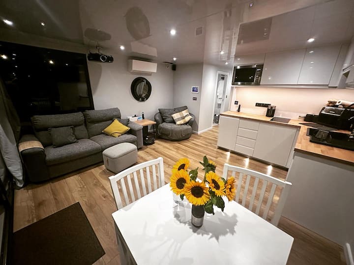 Floating 2br Apartment! - Henley-on-Thames