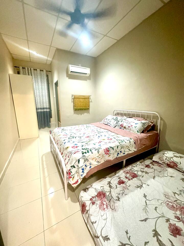 אסלה אחת
מיטה זוגית רחבה
1 מזרן עם רצפה אחת 
1 unit aircond
מאוורר יחידה אחת