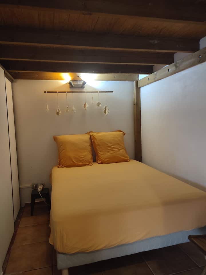 საძინებელი, რომელიც ანტრესოლის ქვეშ მდებარეობს.
თეთრეული მზად იქნება თქვენს დაბინავებამდე.