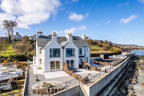 Stunning Seafront House in Carnlough with hot tub*