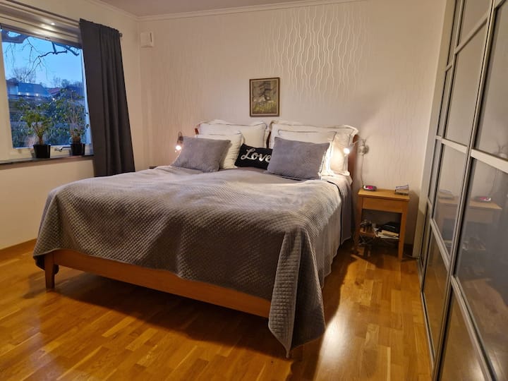 Hauptschlafzimmer. 180 cm breites Bett, Garderobe.