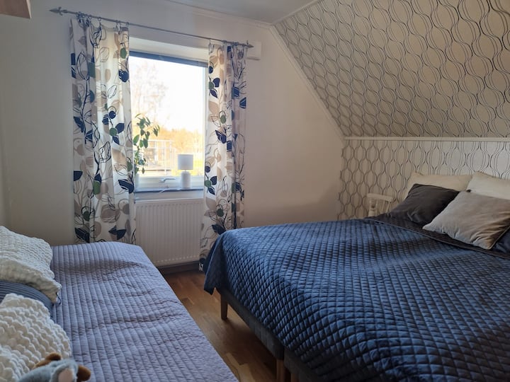 Schlafzimmer im Obergeschoss, 180 cm großes Doppelbett und Einzelbett.