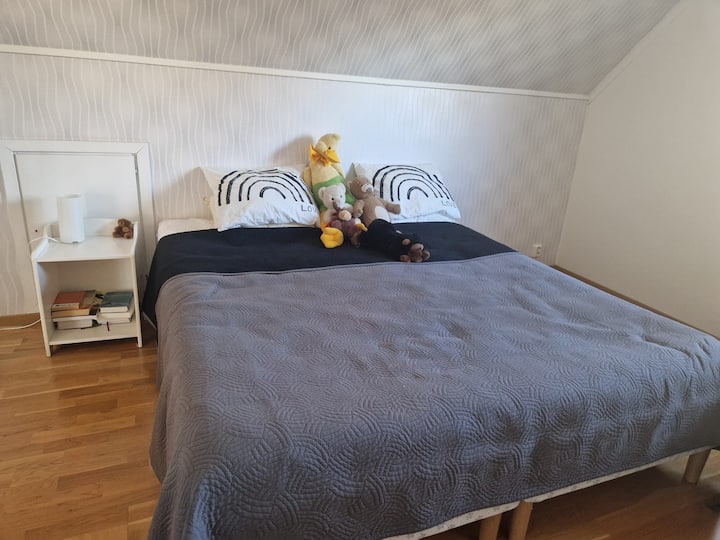 Schlafzimmer im Obergeschoss. 180 cm Bett und Möglichkeit für ein Zustellbett.