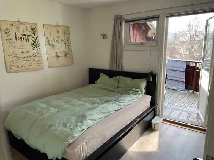 Спална соба со лесен пристап до балкон и со вграден работен простор за домашна канцеларија