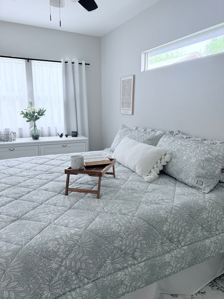 Udoban bračni krevet!
Komoda, ormar i veliko ogledalo. 