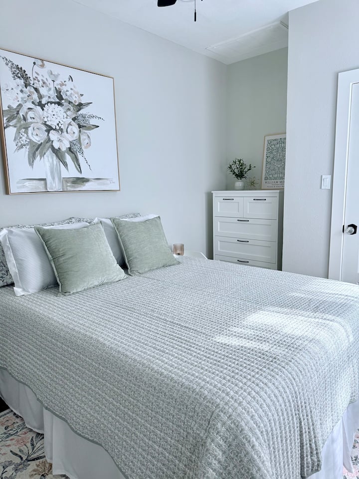 Bračni krevet s privatnom kupaonicom, komodom i ormarom. 