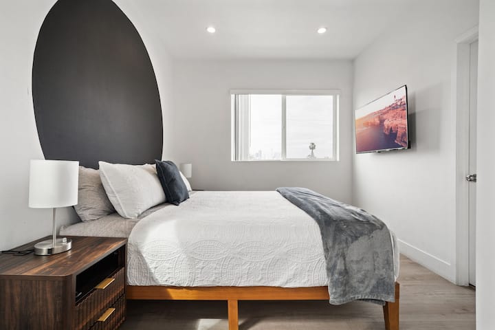 Კომფორტული საწოლი დიდი ზომის, კარადა, 2-ღამიანი სადგამები და სმარტ-ტელევიზორი.