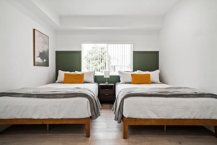 Ორი კომფორტული ორადგილიანი საწოლი ბუნებრივი მზის სხივებით.