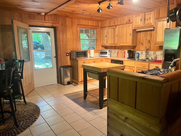 Peaceful Creekside Cabin - Robbinsville, NC
