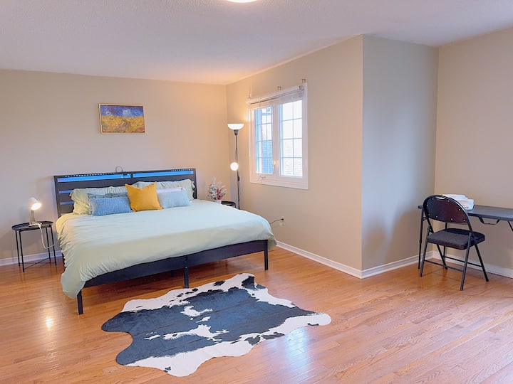 Square One Spacious Master Bedroom With King Bed - Mississauga