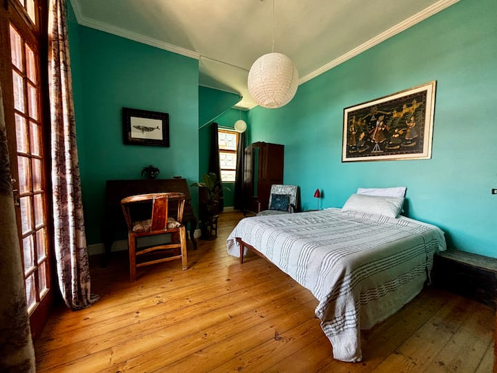 Druga spavaća soba s bračnim krevetom, radnim stolom, naslonjačem i dovoljno prostora za pohranu.