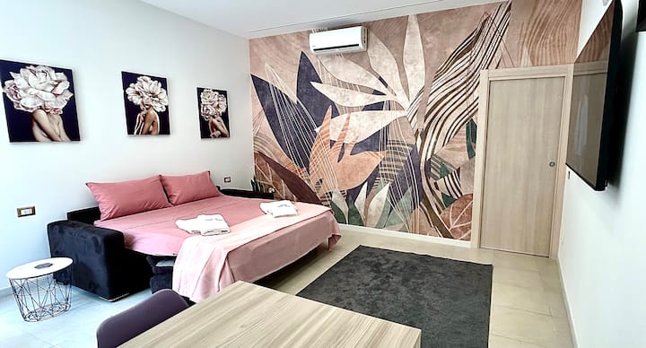 Дупли кауч на спуштање 200 x 160 см со душек од 20 см со клима уред и приклучоци до креветот за да го вклучите или исклучите светлото без да станете од кревет и наполнете го мобилниот телефон 