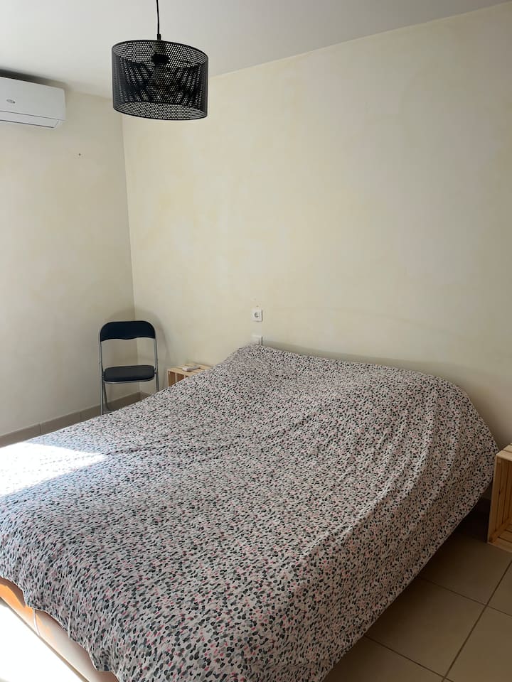 Habitación en la planta baja con una cama de 160/190