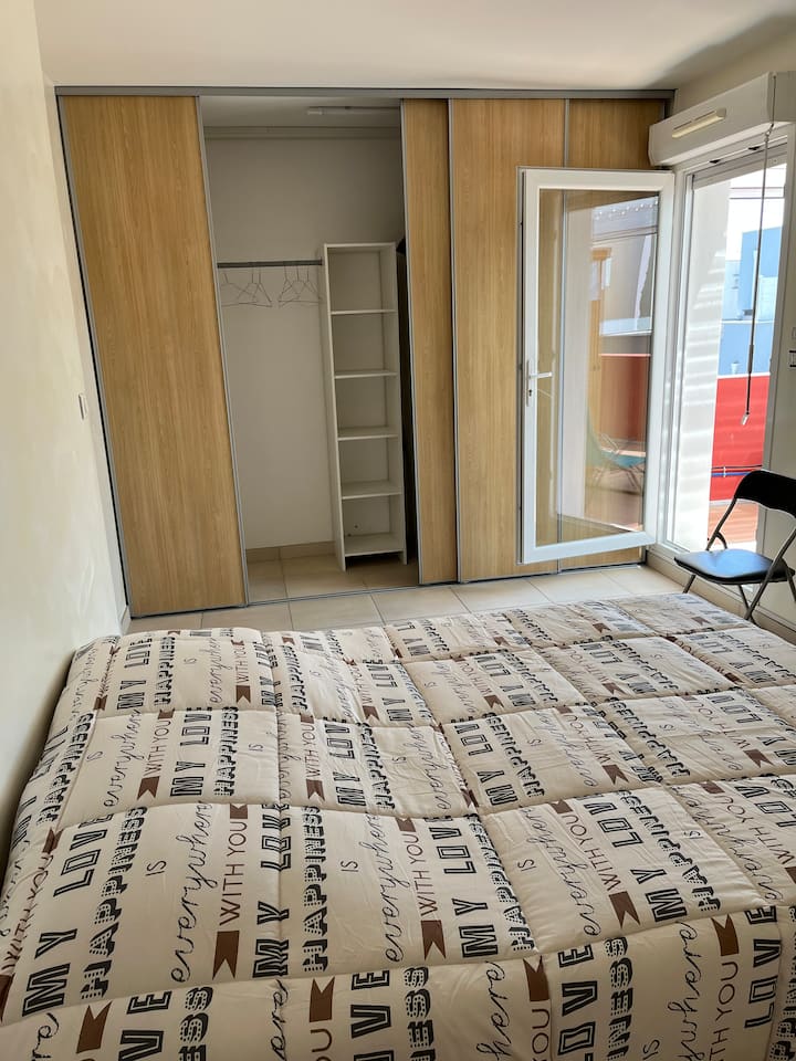 Con acceso a la terraza con sauna y tumbonas
Cama de 140/190
Y cama supletoria para niños pequeños plegable de 90/190