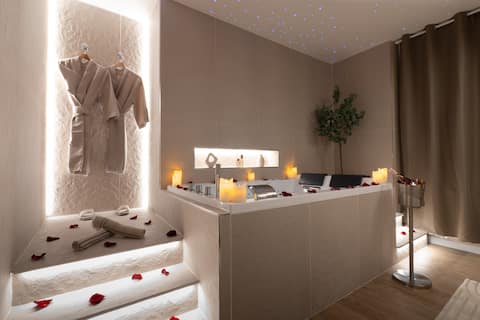 Luxury Suite & Private Jacuzzi - Home Cinema