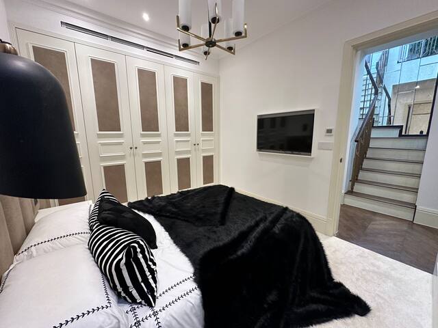Luxury 3 bed Flat in Kensington gallery image 3